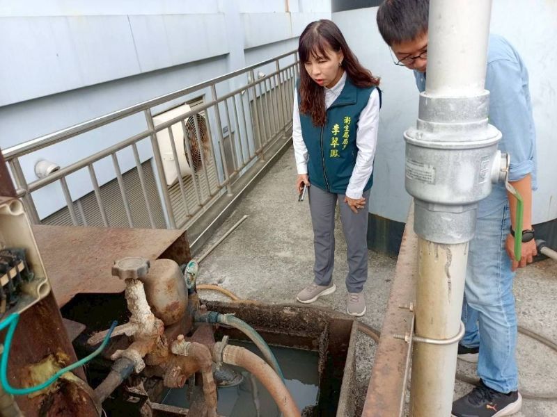衛生局李翠鳳局長至登革熱本土病例工作地及居住宿舍等周邊環境進行病媒蚊巡檢孶清視察 衛生局李翠鳳局長至登革熱本土病例工作地及居住宿舍等周邊環境進行病媒蚊巡檢孶清視察